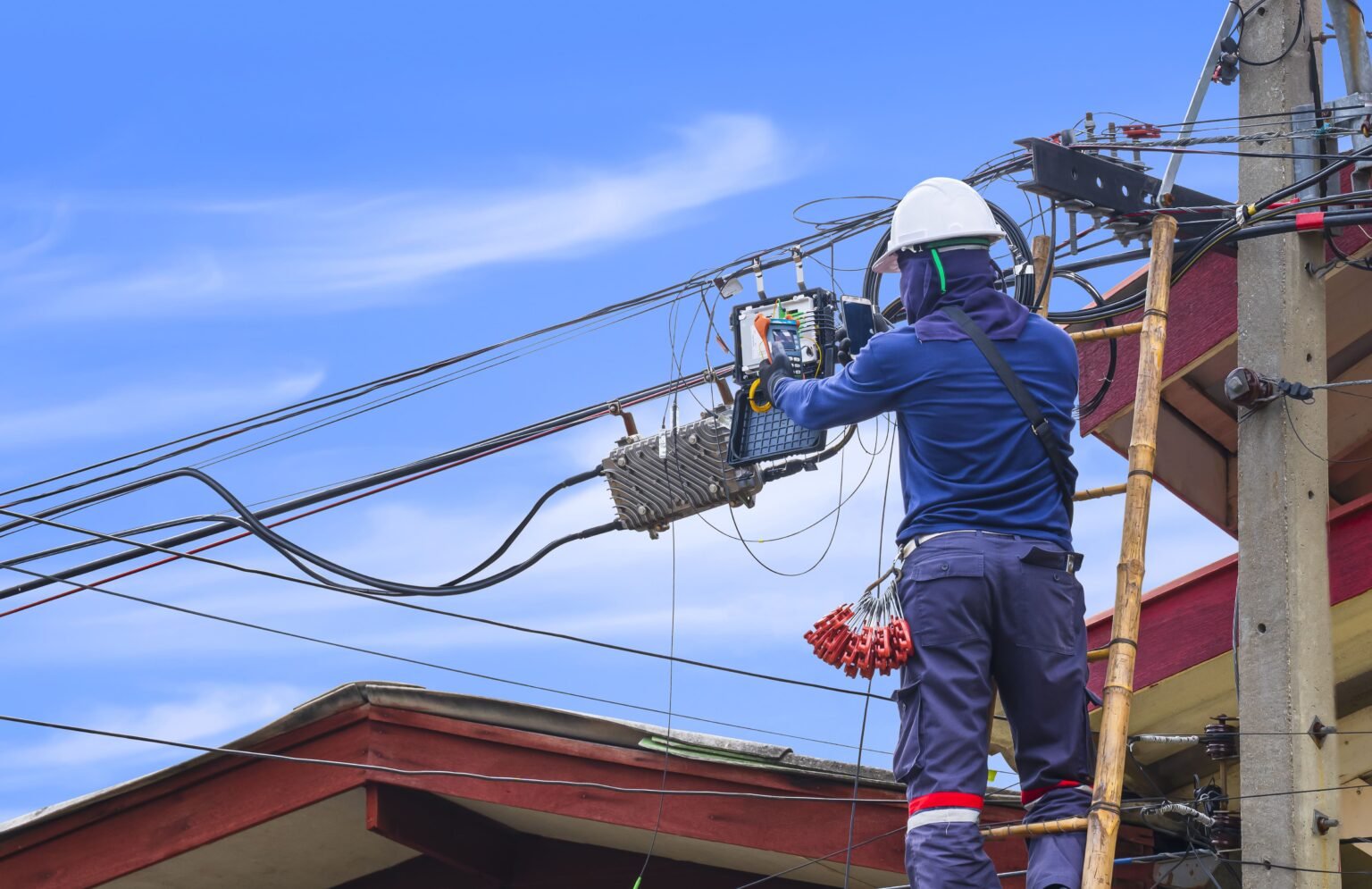 hdr technician on ladder 1536x995